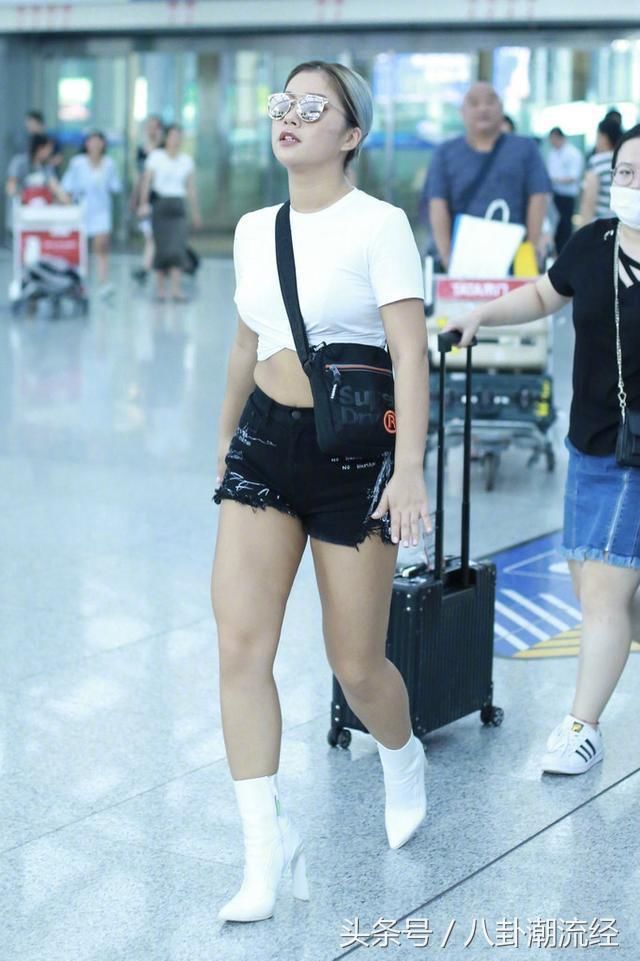 130斤王菊太敢穿，上衣短到胸下，短裤勒出赘肉，网友：真自信