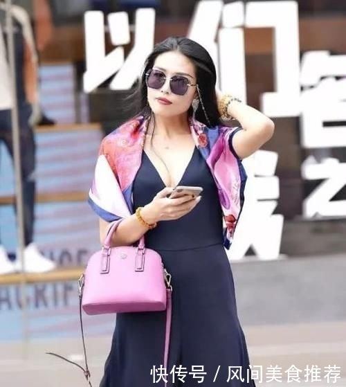  [美女]亭亭玉立的美女，一件灰色上衣配白色长裤，运动活力气息