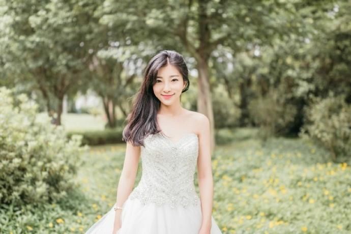 白皙纱裙美女大胸性感户外写真图片