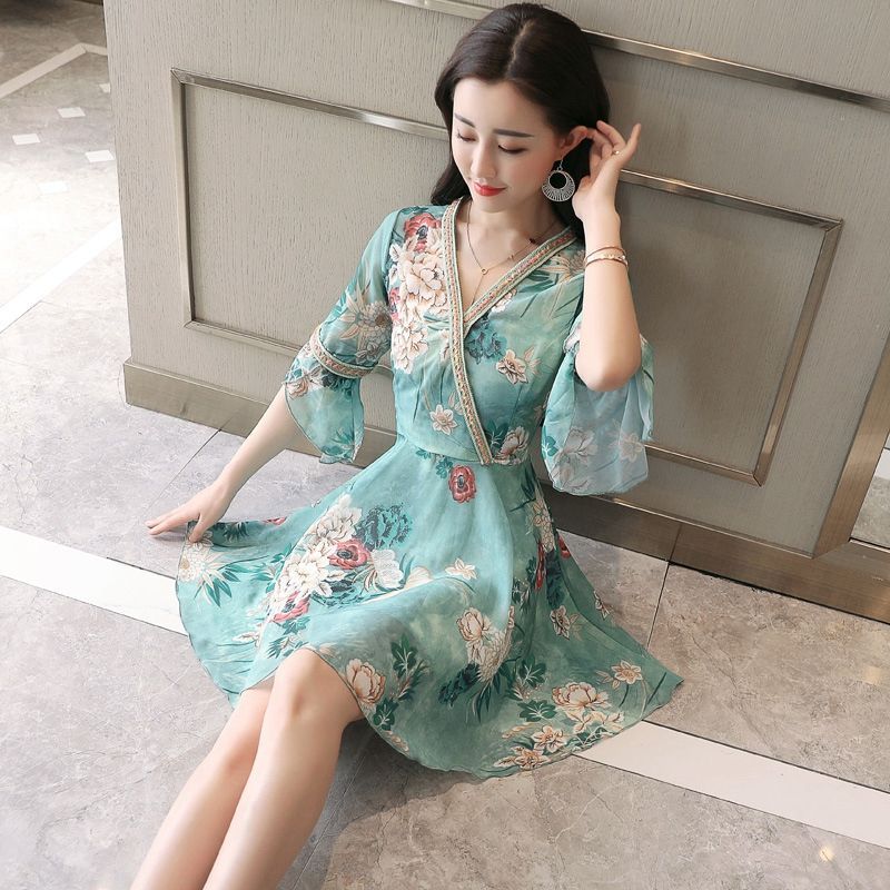 旅游不要带裤装，太不上相!这种“简约风”裙子，让你美得刚刚好