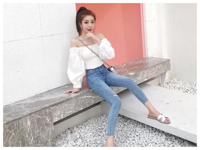 苗条有型的牛仔裤美女，美搭吊带露迷人小蛮腰！