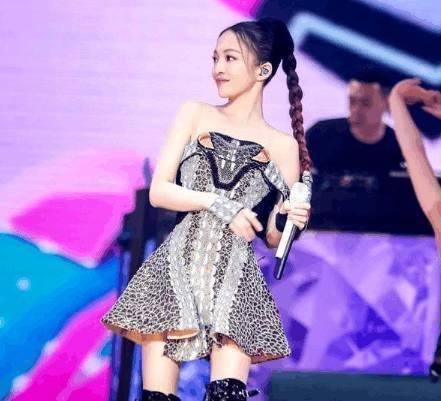 36岁张韶涵撞衫26岁热巴，差距有点大，一个像少女一个似女王