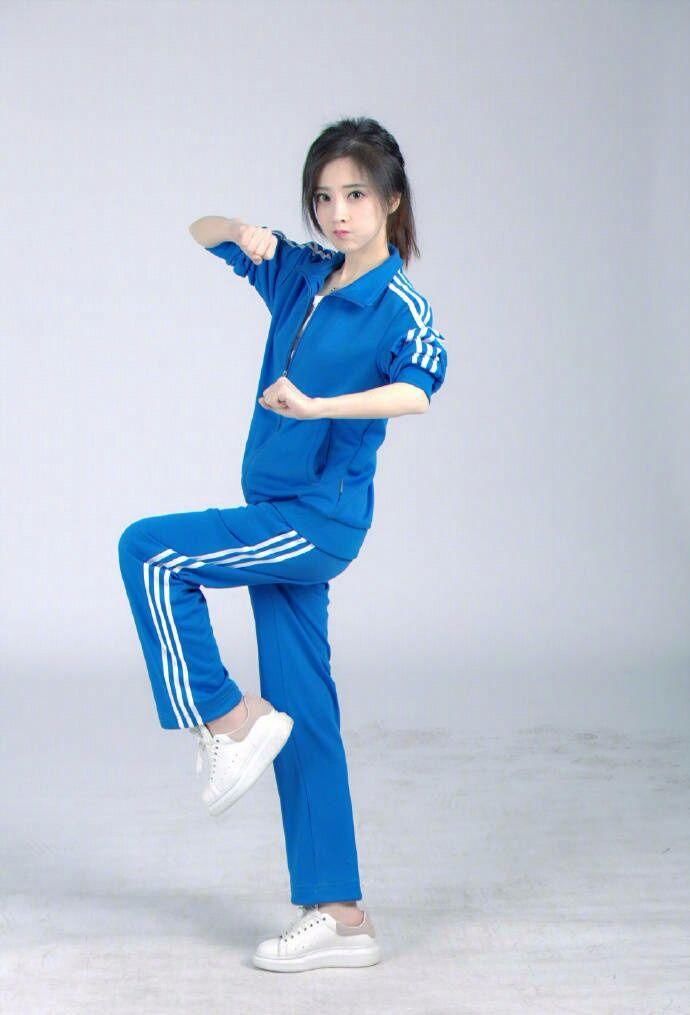 冯提莫真是有“心机”了，剪了个齐刘海把自己额头的缺陷掩盖了!