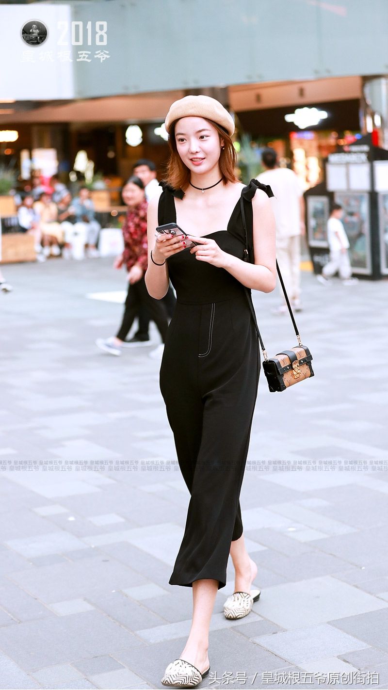 街拍:七月清凉又美丽的穿搭，这样穿好看性感又撩人