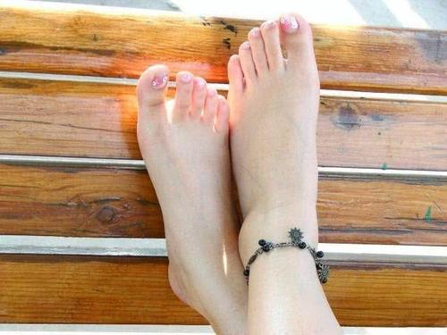 不用羡慕别人的白皙玉足,教你一招,小脚丫变得白皙嫩滑更有光泽