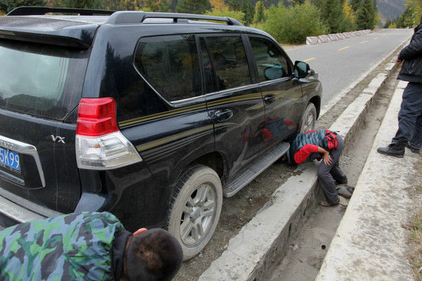 自驾霸道穿越丙察察闯西藏，悬崖边上走一遭，遭遇塌方，泥地陷车