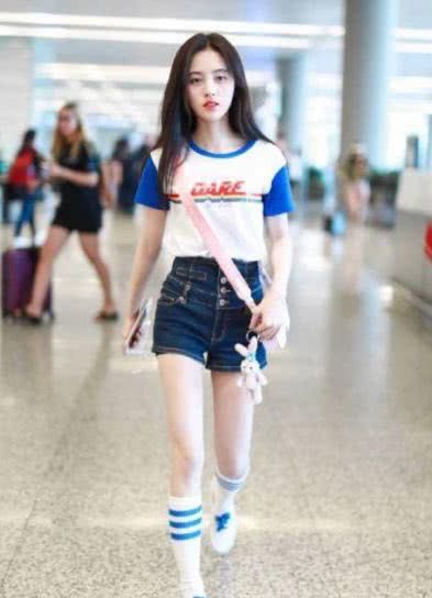 159鞠婧祎真敢穿，穿平底鞋搭长筒袜居然不丑，网友:这腿我服!