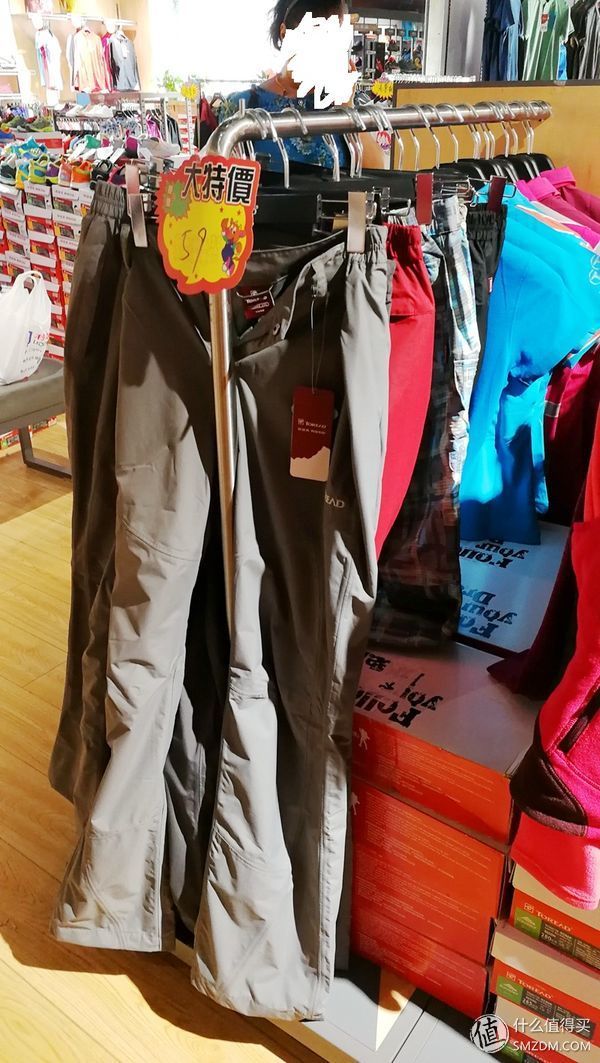 小心子探店 篇五:青岛这家探路者店铺，长年2折抢购