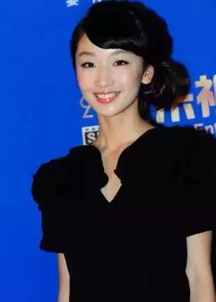 看周冬雨的时尚进阶之路