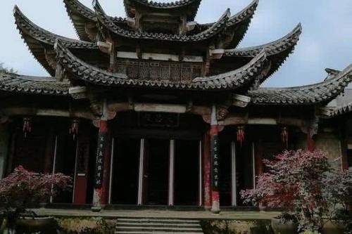 中国游客有一个“困惑”，为什么现在中国的古镇长得越来越像？