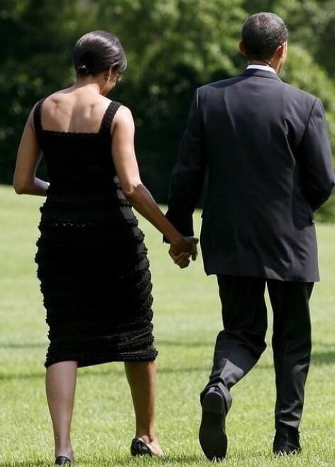 第一夫人背影杀！紧身薄纱包臀裙曲线性感，考验身材的时刻到了！