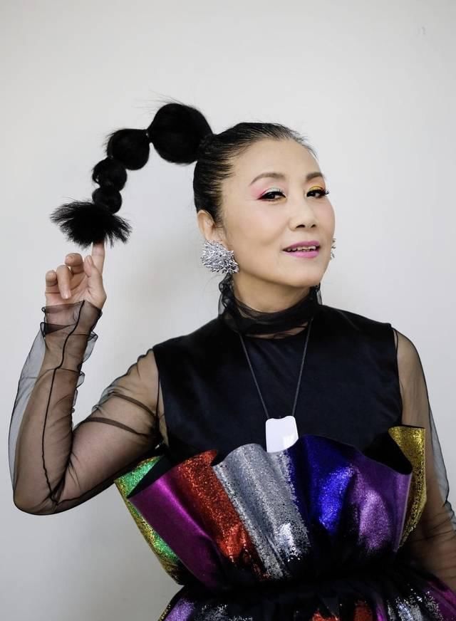  「修饰身材」汪明荃越来越敢穿，高领上衣搭配银色百褶裙，意外高级又减龄