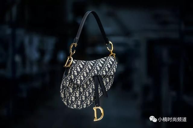 这一季她们都在背的It Bag：经典Dior Saddle bag回归时尚舞台