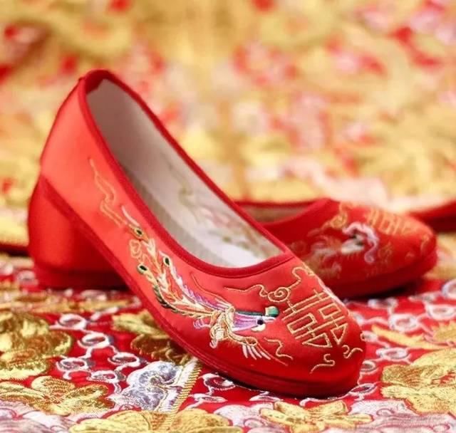  #挑选婚鞋时#不同的场景婚礼，不同的脚型，不同的风格婚礼要怎么选婚鞋？