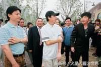 冯小刚忙澄清怼网友火了，小崔微博炮轰冯裤子怒了