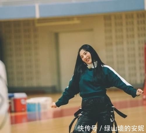  【增加】JOY时尚周穿搭日常，格纹西服套裙搭高领毛衣出镜，减龄温柔