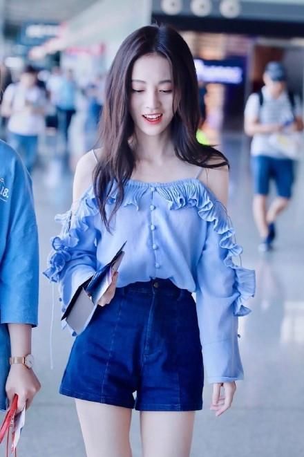 鞠婧祎机场终于好好穿裤子了，76斤“秒变”86斤，早就该这样穿