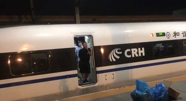 高铁上不允许抽烟，到站了下车抽根烟，结果车开走了应该怎么办？