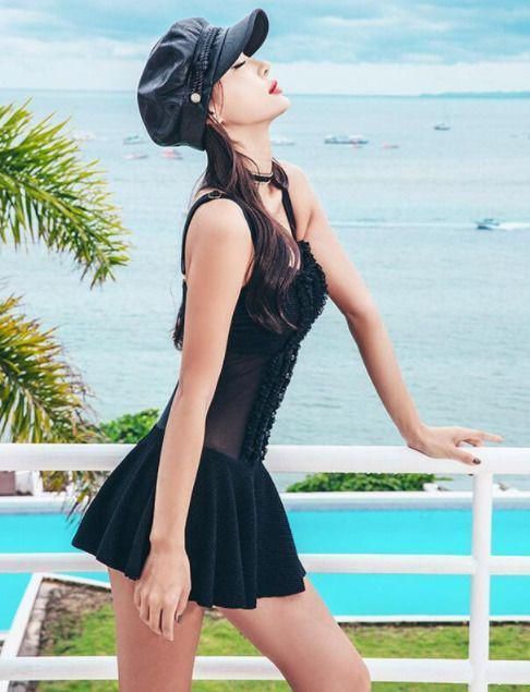  『与众不同』每日穿搭秀，好身材的泳衣美女，展示曼妙曲线，彰显与众不同！