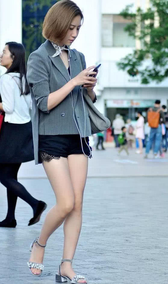 短发玲珑有致小姐姐，短裤蕾丝边展现美腿，惹男生们咽口水