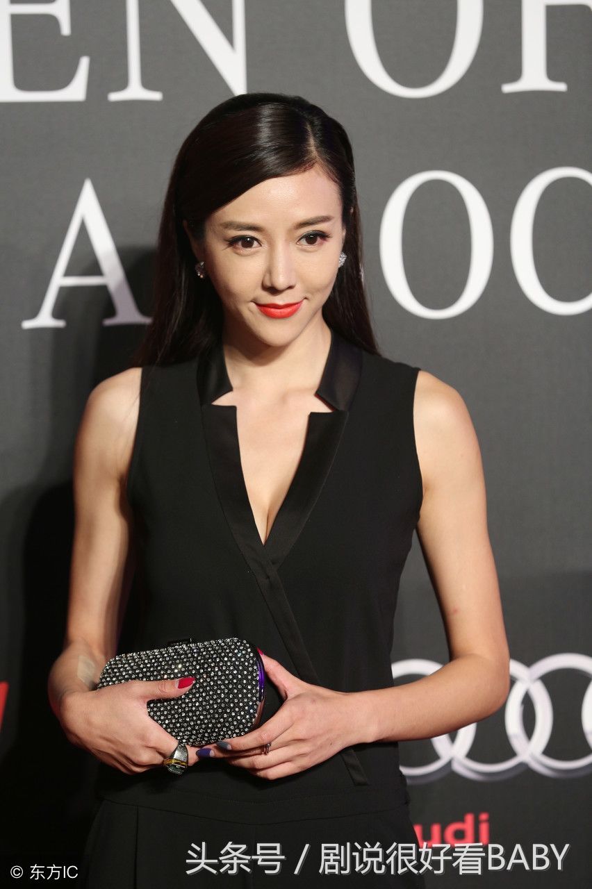 周韦彤连体裤造型尽显端庄之美，皮肤细腻似少女，网友:肤色黑