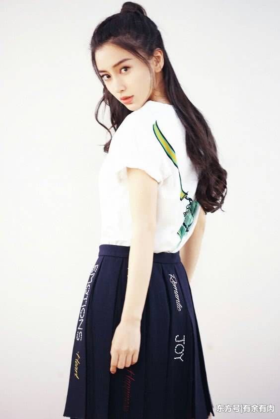 杨颖这次穿错了，一身亮片像是偷穿妈妈衣服的宝宝，略显老气!