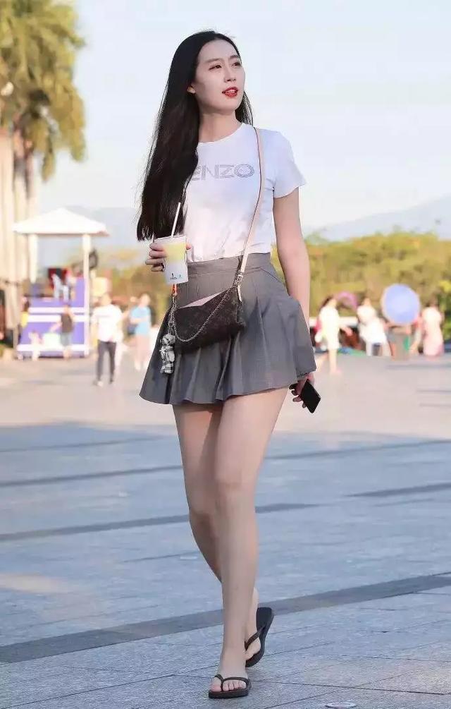 街拍：轻熟靓丽的美女肤白貌美，清新的穿搭让人眼前一亮！