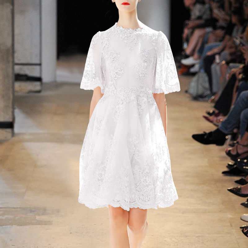 高调礼服裙让人瞩目，优雅裁剪尽显轻奢魅力，一款hold全场