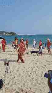 美女姐姐在玻璃栈道拍照，被男孩撞了一下，这代价有点大