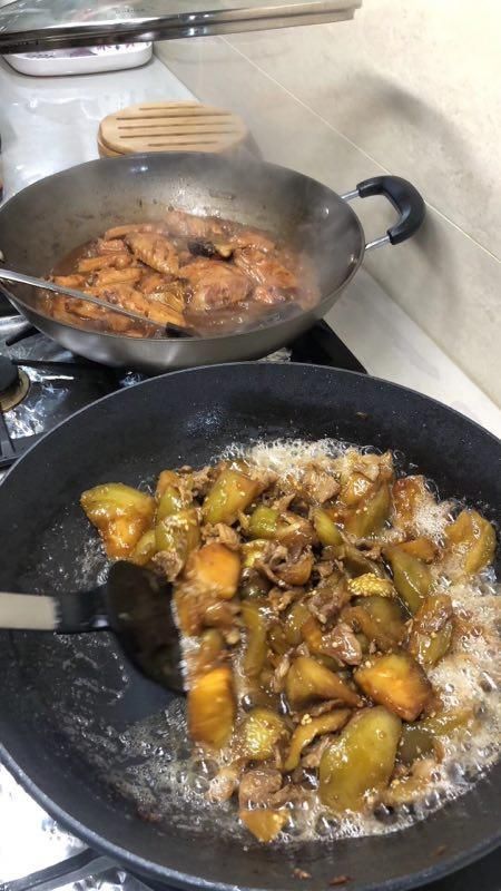 关晓彤深夜顶素颜亲自下厨,穿抢眼绿短裤绑围裙变身俏丽小厨娘