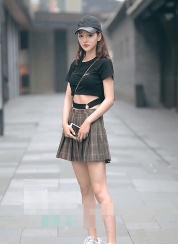 街拍：紧身吊带裙展现风韵身姿，烈焰红唇迷人眼！