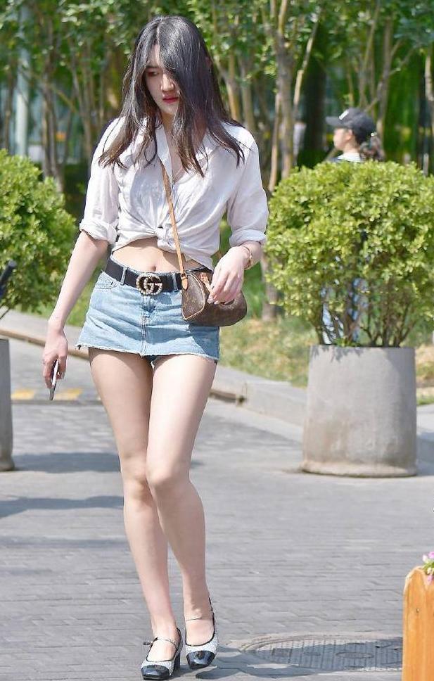 这个下身装有个性，看前面是15厘米的短裙，看后面又是超短热裤