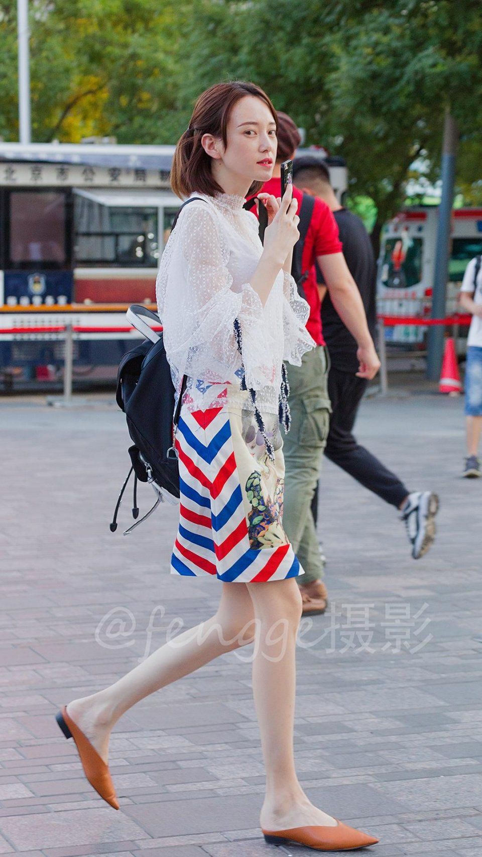 时尚街拍:小姐姐的大长腿太细了，用仙鹤腿来形容毫不为过
