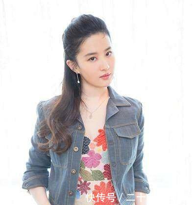 刘亦菲真敢穿! 蕾丝上衣太紧都要撑破了, 网友 做她保镖好幸福!