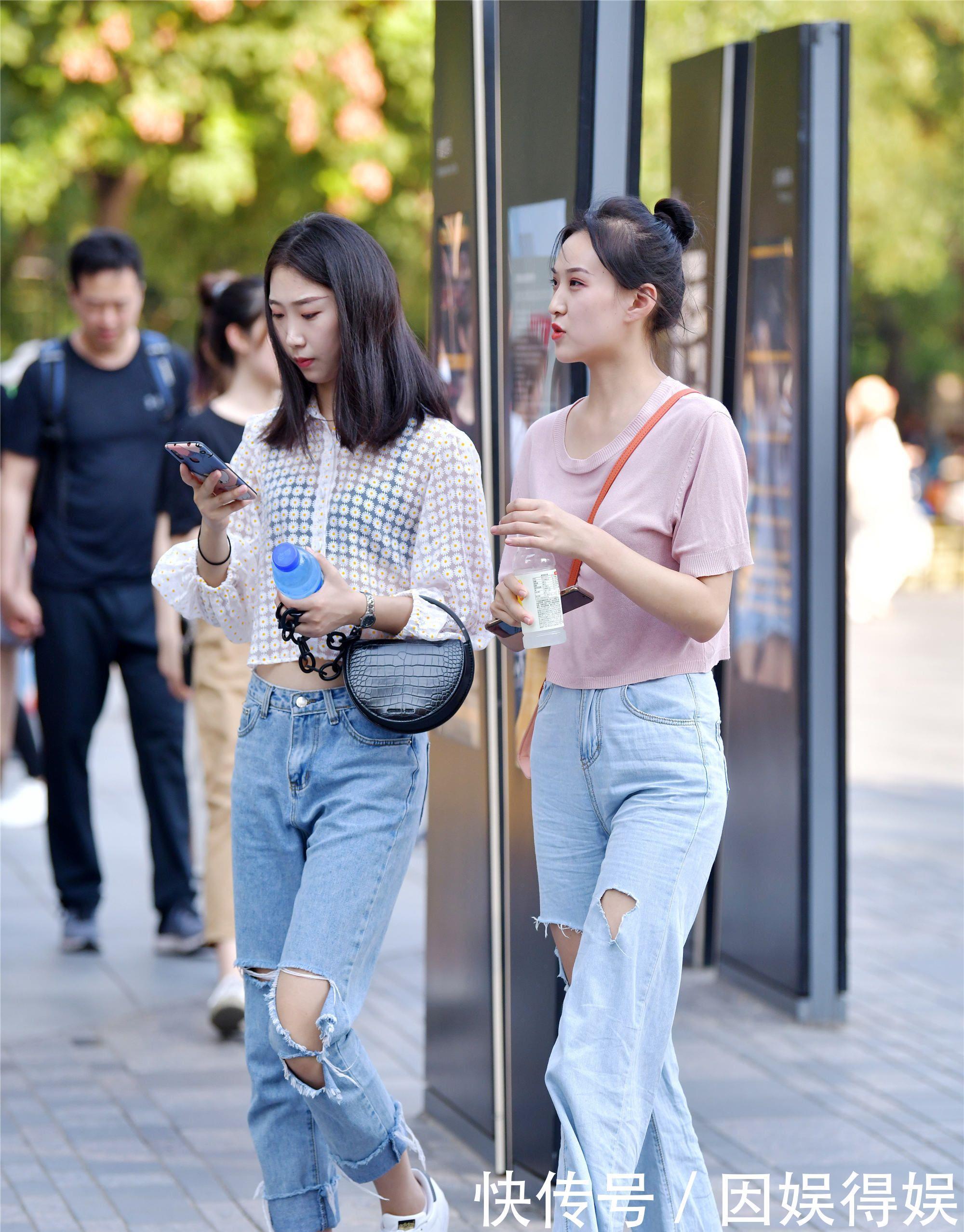 小姐姐|小姐姐身穿一条深灰色的破洞牛仔裤,显得小姐姐很骨感
