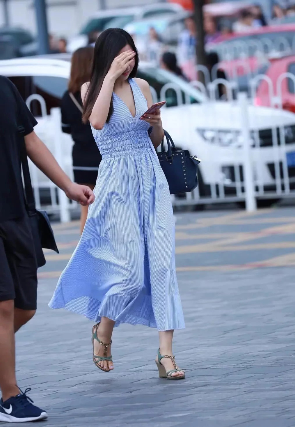 气质小姐姐身深V蓝色连衣裙十分性感，给人们一种特殊的美感