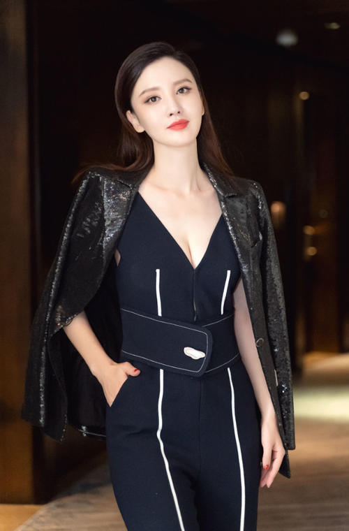 张萌穿深色连体裤大秀好身材，这气质不用吹，越看越心动！