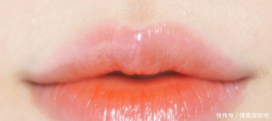 女子自卑不敢卸妆，朋友都疏远她，卸妆后男生却排队跪求交往！