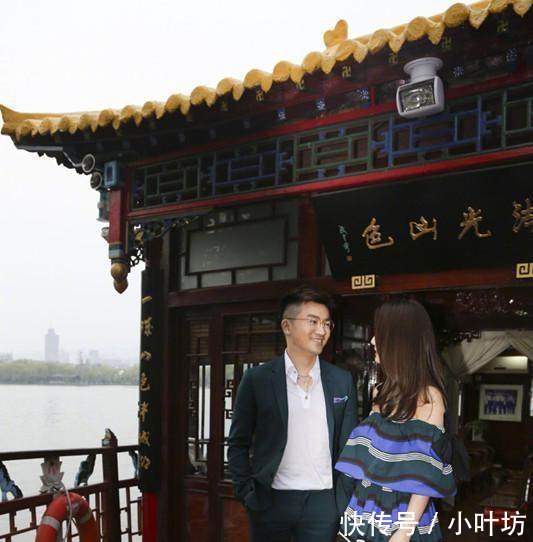 林心如和赵丽颖撞衫1.6万连衣裙，两人的差距咋这么大呢