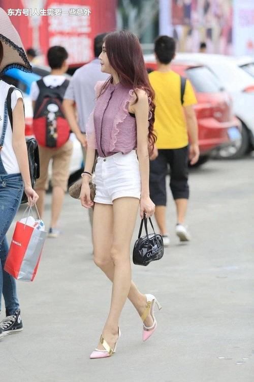 街拍气质忧郁美女，长腿逆天的节奏，有什么心事的样子？