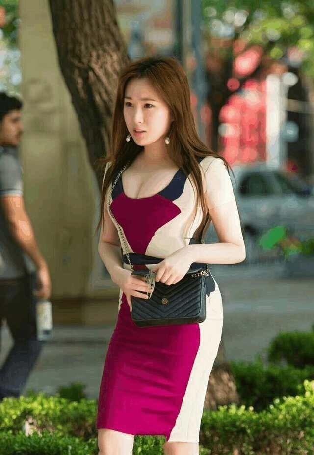 紧身T恤凸显丰腴女人完美身材，紧身设计让整体更加吸睛