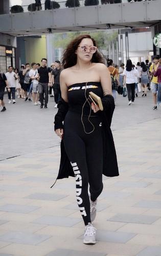 路人街拍，小姐姐身穿抹胸的黑色上衣，让肌肤更白皙，很是甜美