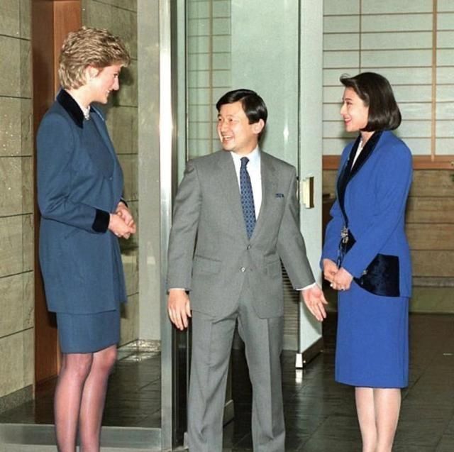  [和纪子妃]天皇一家亮相，雅子皇后穿和服显古韵美，独女水桶腰眯缝眼太路人