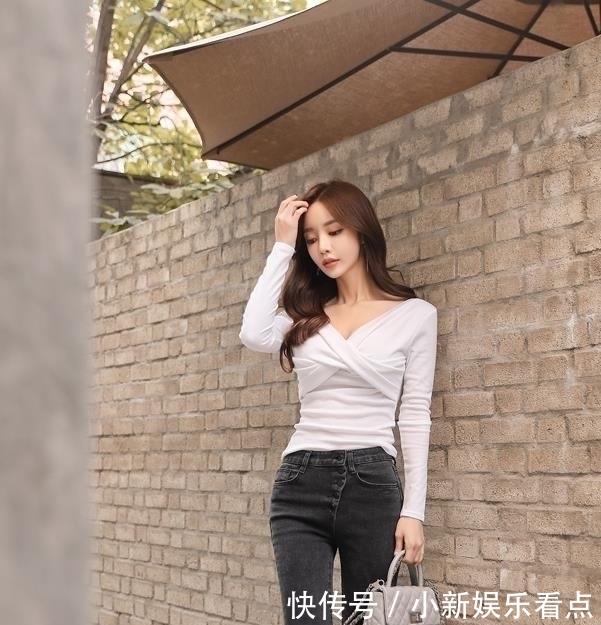 「 风采」紧身上衣展现靓丽风采, 尽显女性独特韵味,苗条性感的小姐姐,