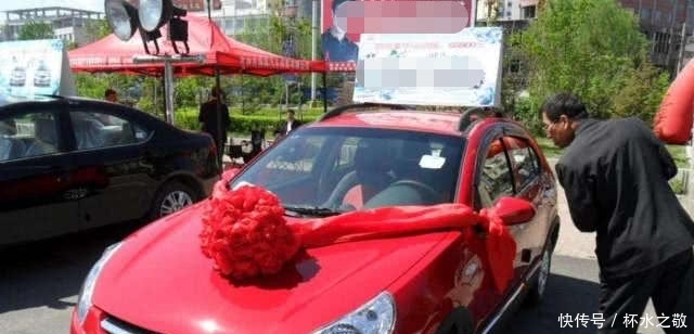 农村买车“怪像”,汽车买了不开,回头骑电动车上班