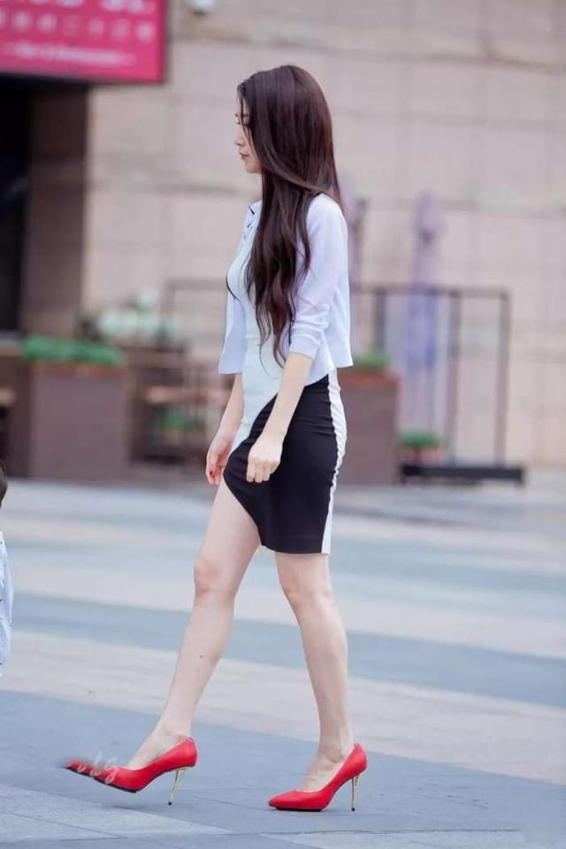 街拍：紧身包臀裙辣妈，肌肤白皙成熟有气质，身材保养得很好