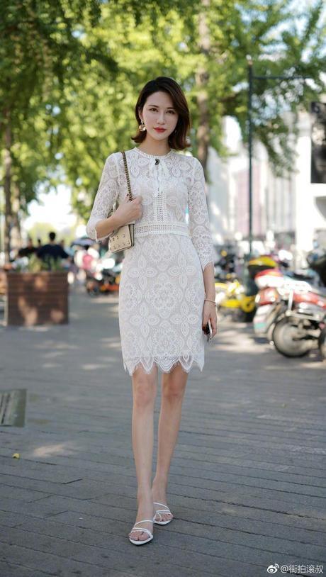 街拍：吊带裙无时无刻的展现迷人风情，穿吊带裙的小姐姐美了美了