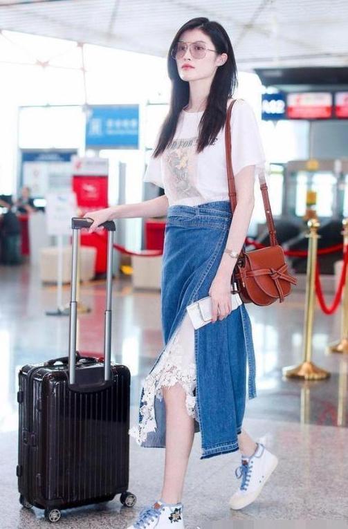 别再穿老土的打底裤了, 超模何穗告诉你裙子里穿裙子才是最时髦的