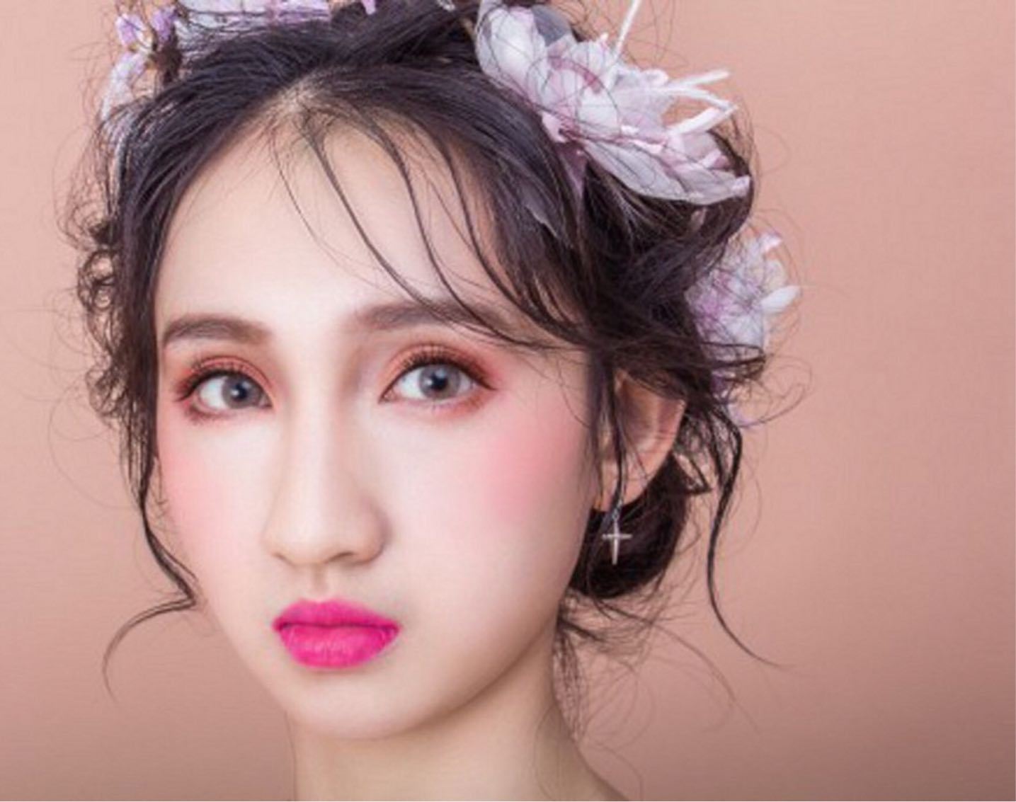 帅气小伙做男性化妆师，手女顾客欢迎，月薪达5万