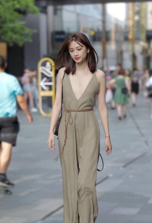 『连体』吊带连体裤搭配高跟凉鞋,时尚又性感的风格,搭配出女神般的气息